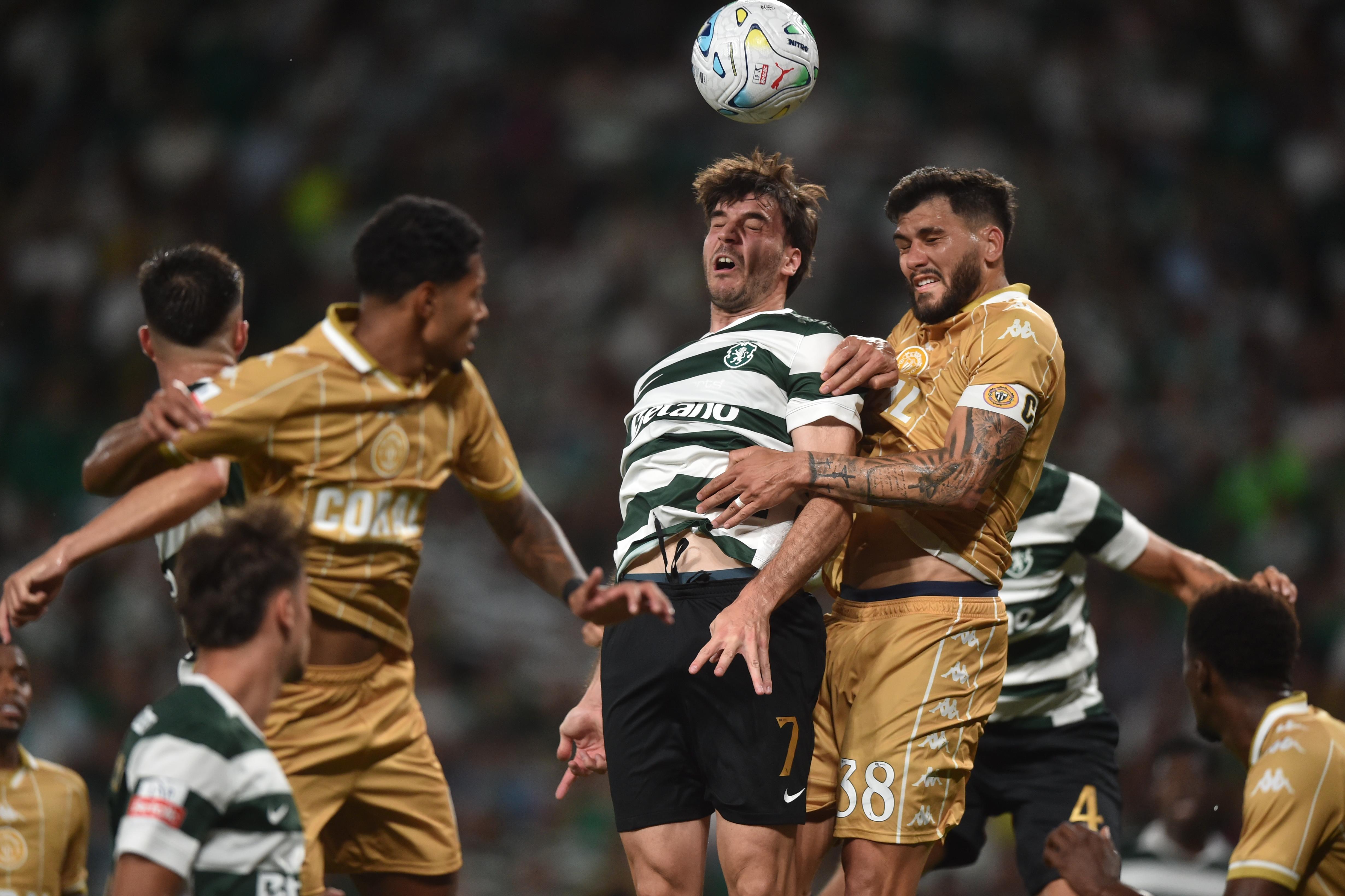 Zé Vítor (n.º 38) explicou os motivos da derrota do Nacional frente ao Sporting (foto Miguel Nunes)