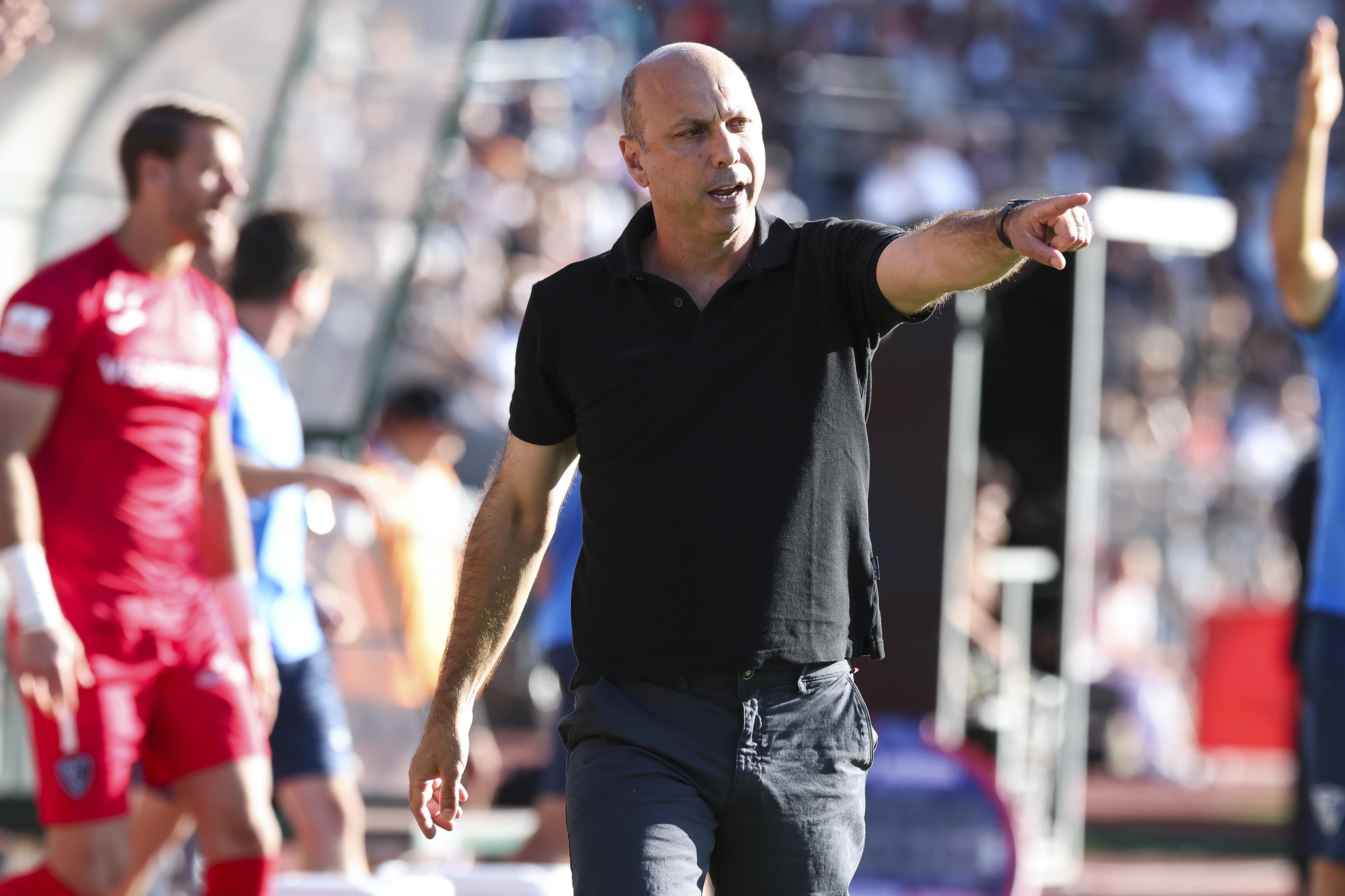 Bruno Pinheiro aponta à primeira vitória do Académico de Viseu na presente edição do campeonato — Foto: Paulo Novais/LUSA