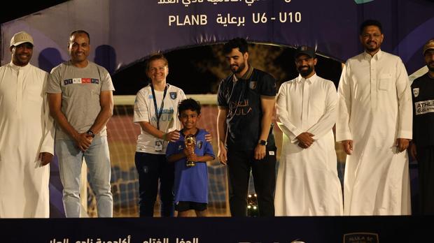 Entre homens, a treinadora ganha espaço (e respeito) no futebol saudita - Foto: D.R.