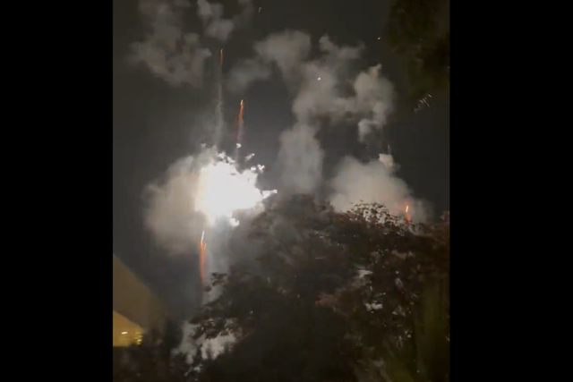 Adeptos do Palmeiras lançam foguetes de madrugada junto ao hotel do Boca Juniors (vídeo)