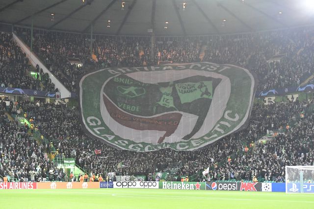 Adeptos do Celtic receberam Lazio com mensagem antifascista a lembrar a morte de Mussolini