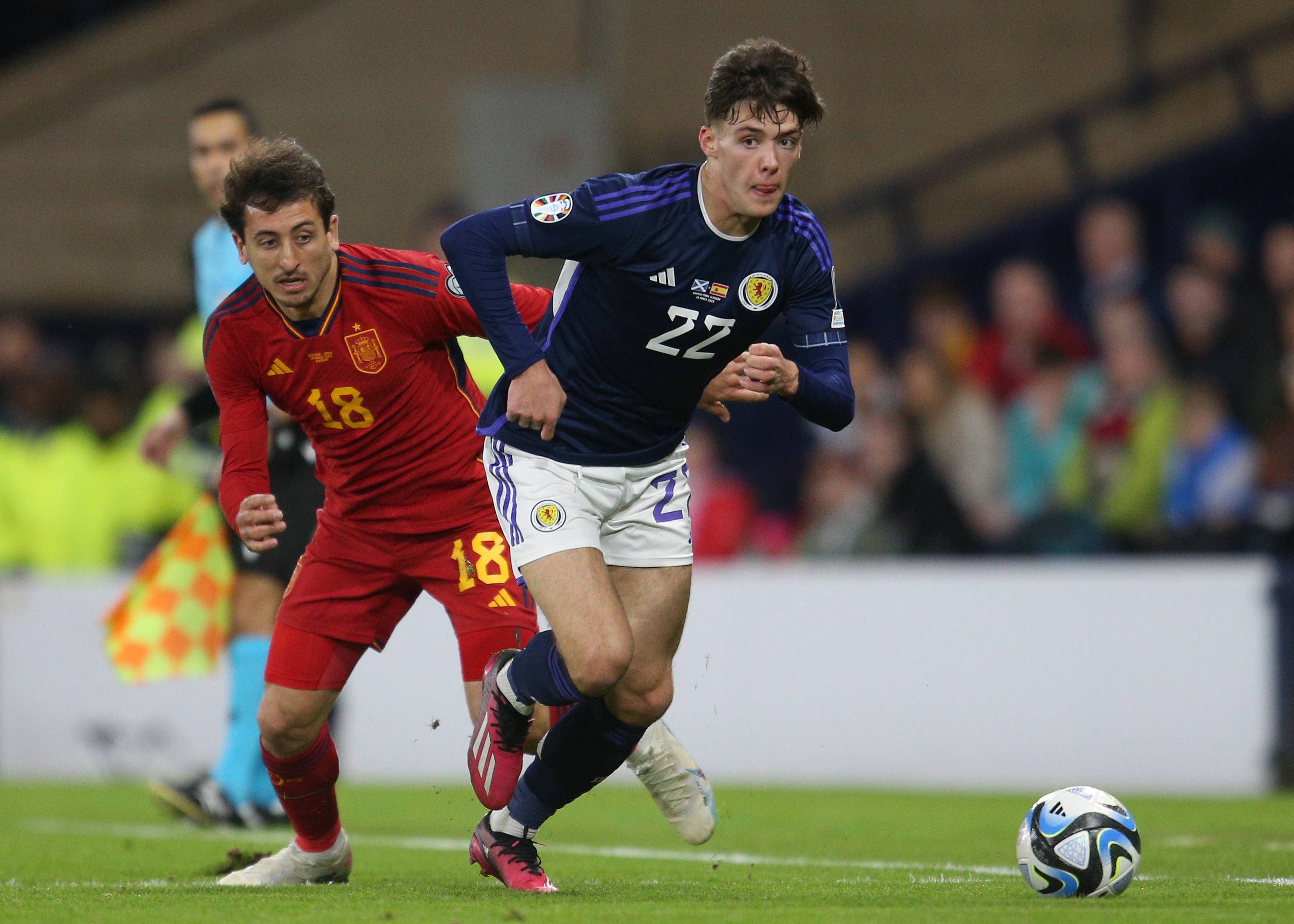Escócia vence a Espanha por 2 a 0 e assume liderança do Grupo A