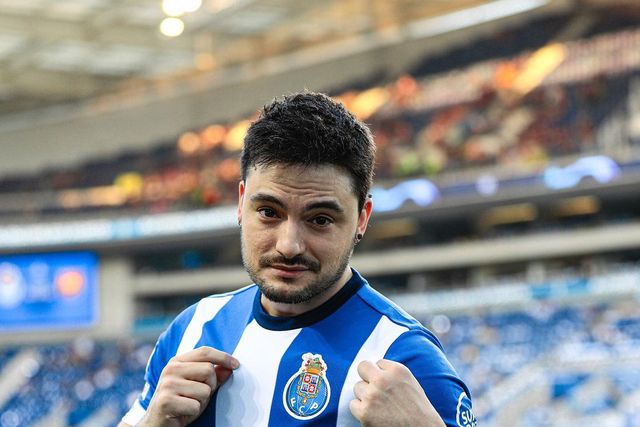 Felipe Neto fez chorar um fã no Dragão (e levou uma camisola especial)