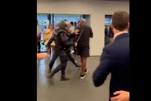 Confrontos entre adeptos de Atlético e Feyenoord na zona VIP e polícia teve de intervir