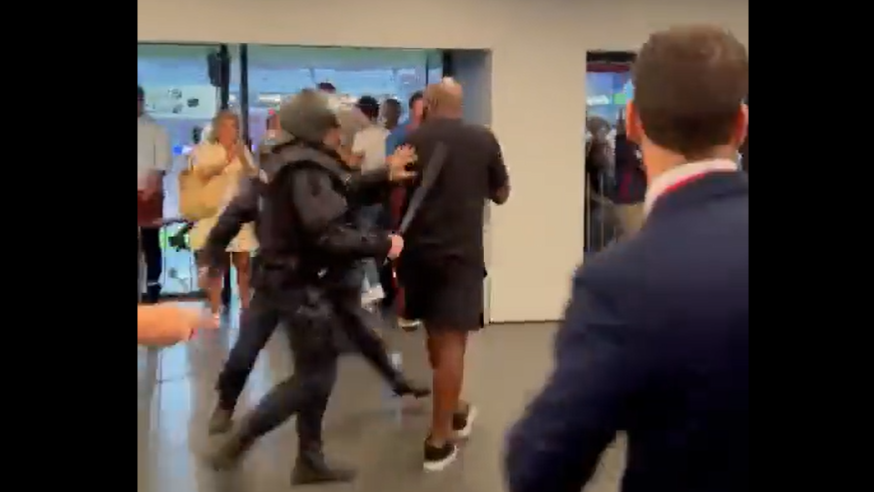 Confrontos entre adeptos de Atlético e Feyenoord na zona VIP e polícia teve de intervir