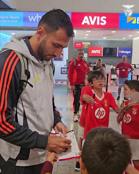 Chegada do Benfica ao Funchal com aeroporto a abarrotar