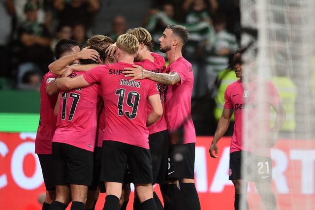 Duas fissuras no imponente muro de betão (crónica)