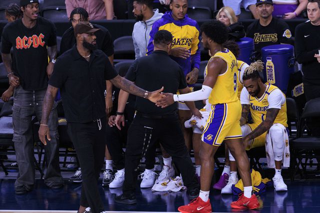 NBA (vídeo): com o pai LeBron na bancada, Bronny James estreou-se pelos Lakers