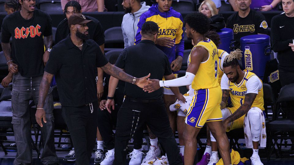 NBA (vídeo): com o pai LeBron na bancada, Bronny James estreou-se pelos Lakers