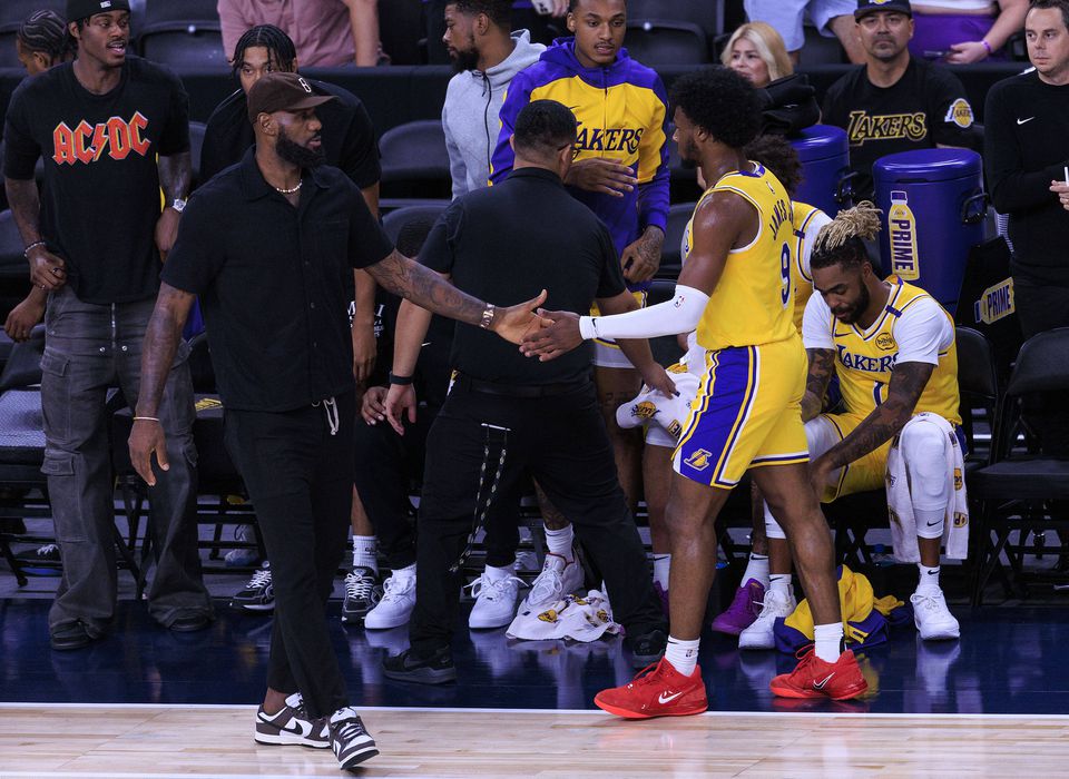 NBA (vídeo): com o pai LeBron na bancada, Bronny James estreou-se pelos Lakers