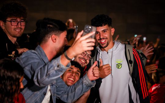 Vídeo: banho de multidão na chegada do Benfica à Madeira