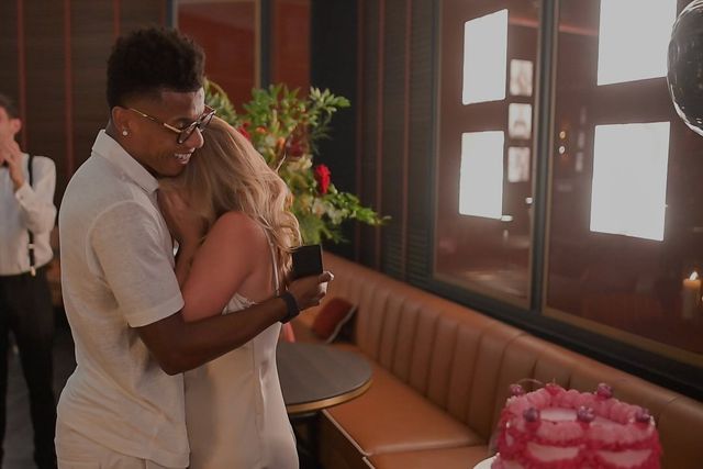 O amor está no ar: David Neres vai dar o nó