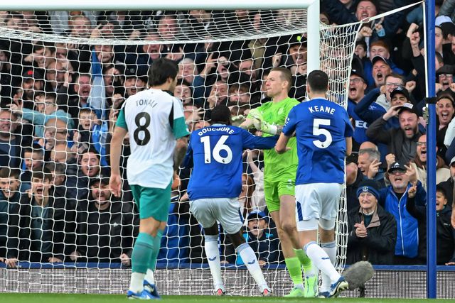 Premier League: Newcastle desperdiça penálti e empata no Goodison Park