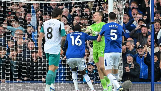 Premier League: Newcastle desperdiça penálti e empata no Goodison Park