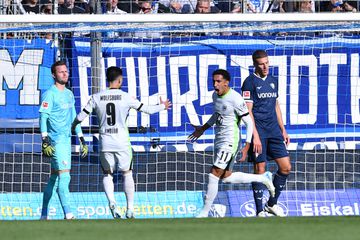 Tiago Tomás marca e assiste na vitória do Wolfsburgo em Bochum