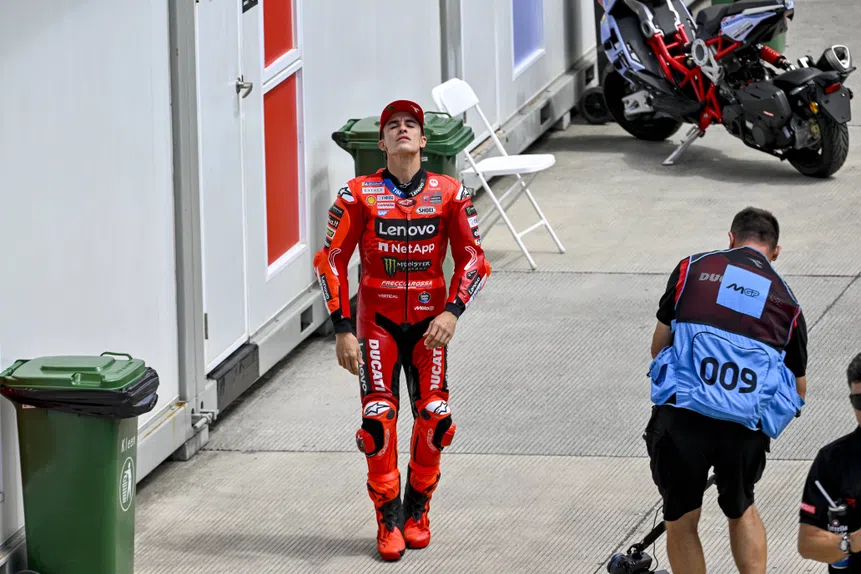 Márquez no chão! Ombro em modo VAR!
