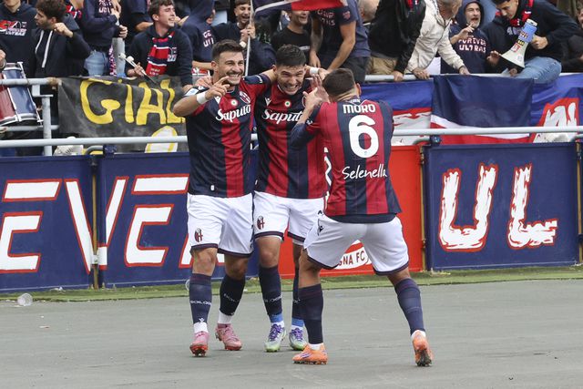 Bolonha arrasa Pisa com 10 jogadores