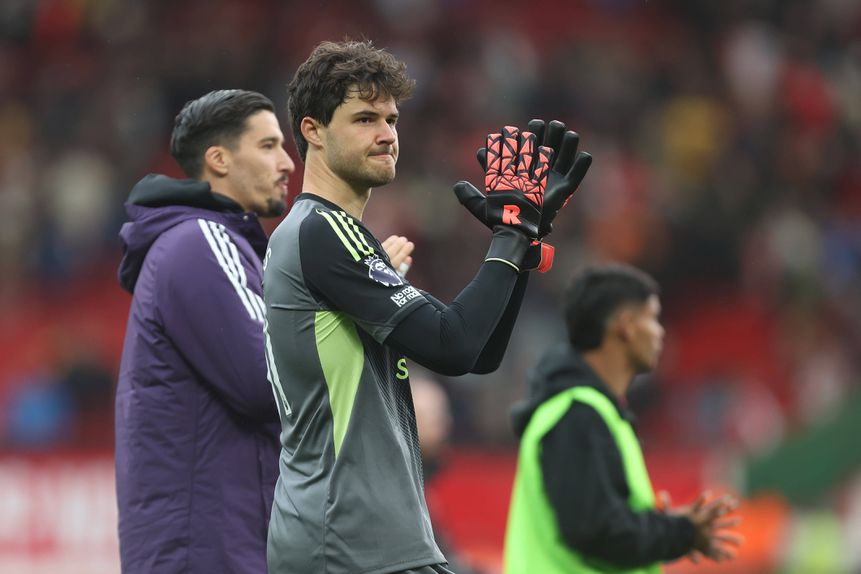 Senne Lammens com Altay ao lado