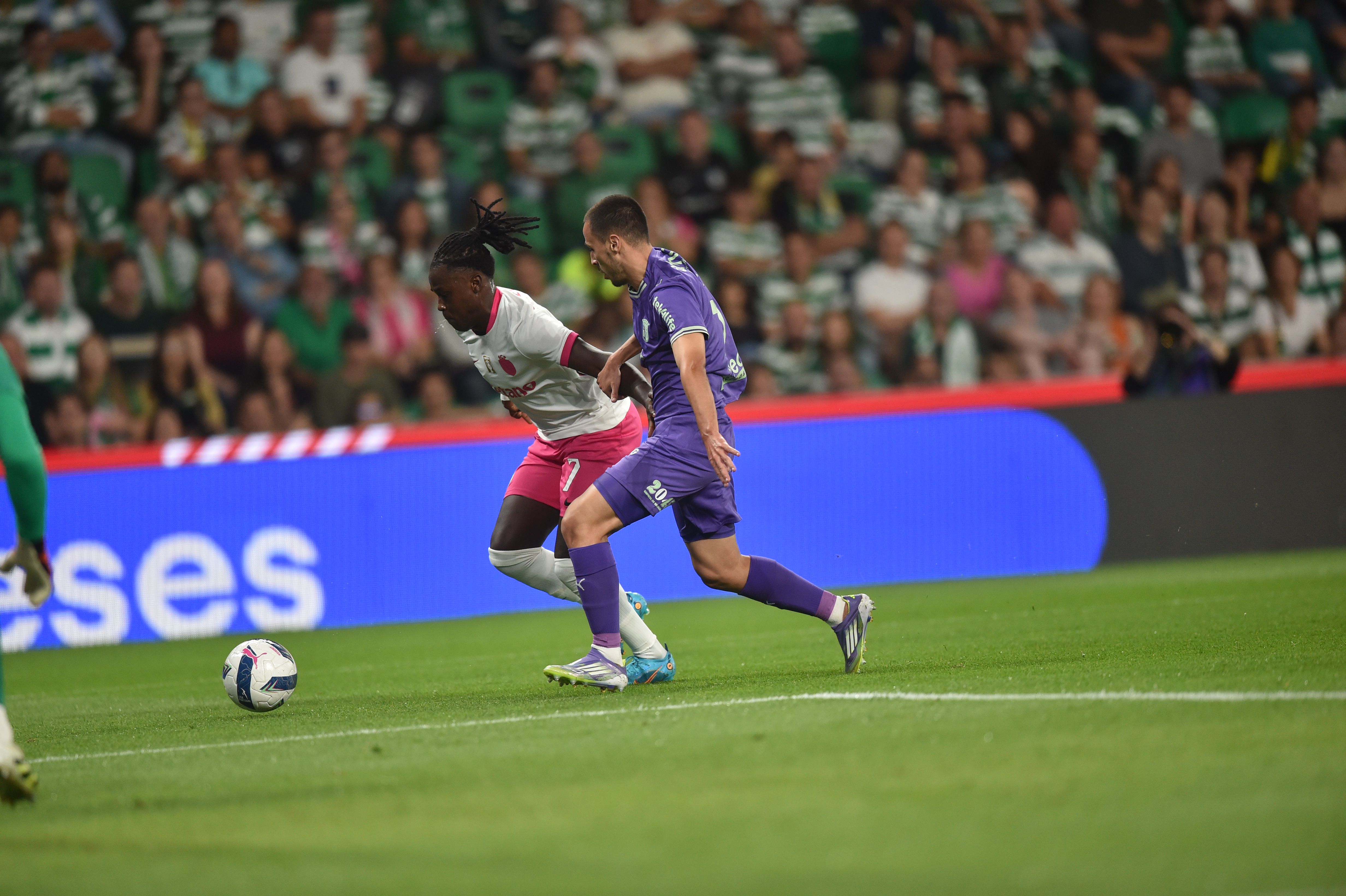 Quenda em duelo com Lelo - Foto: Miguel Nunes