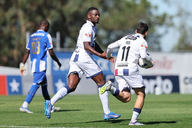Camisola 11 foi determinante para a reviravolta operada pelo emblema do Oeste - Foto: Torreense