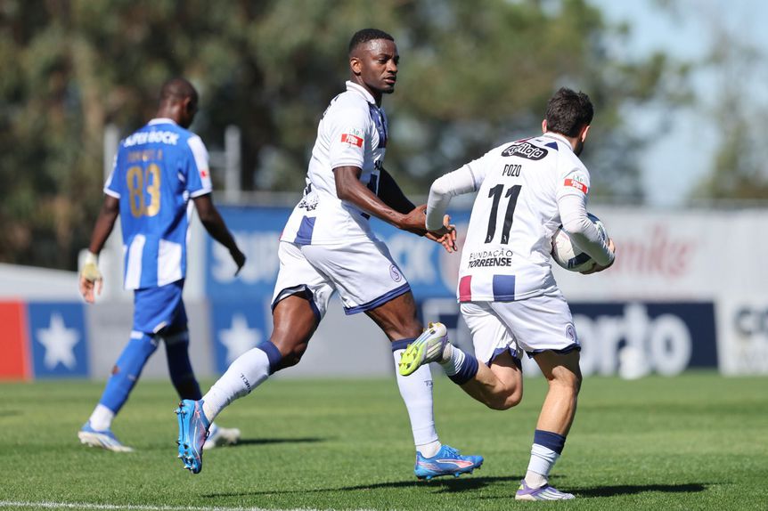 Camisola 11 foi determinante para a reviravolta operada pelo emblema do Oeste - Foto: Torreense