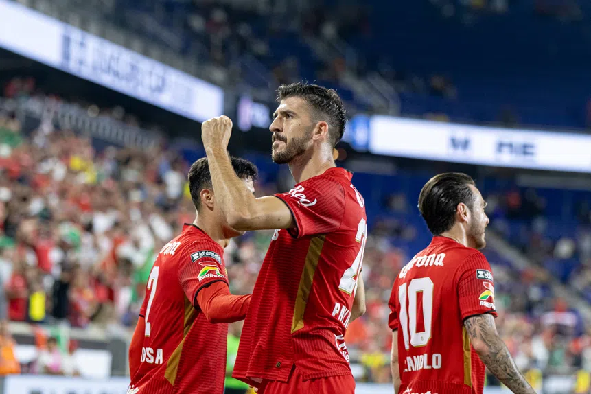 Paulinho infernal! Bis no México escalda