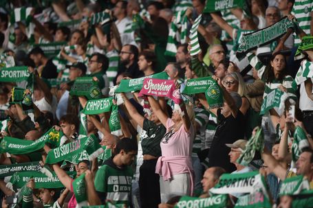 Adeptos do Sporting têm comparecido em massa no apoio à equipa - Foto:  Miguel Nunes
