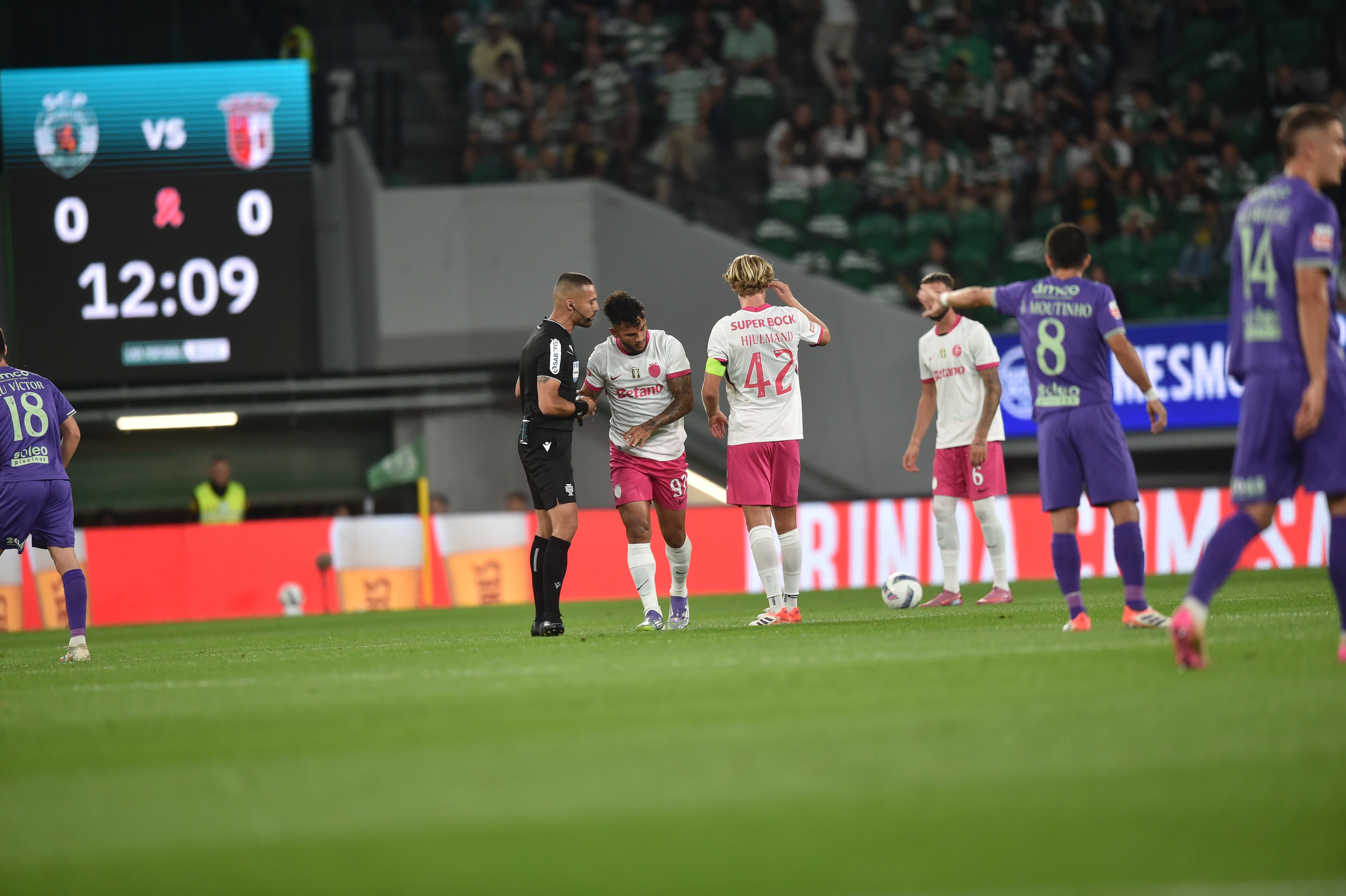 Árbitro Cláudio Pereira conversa com Luis Suárez - Foto: Miguel Nunes