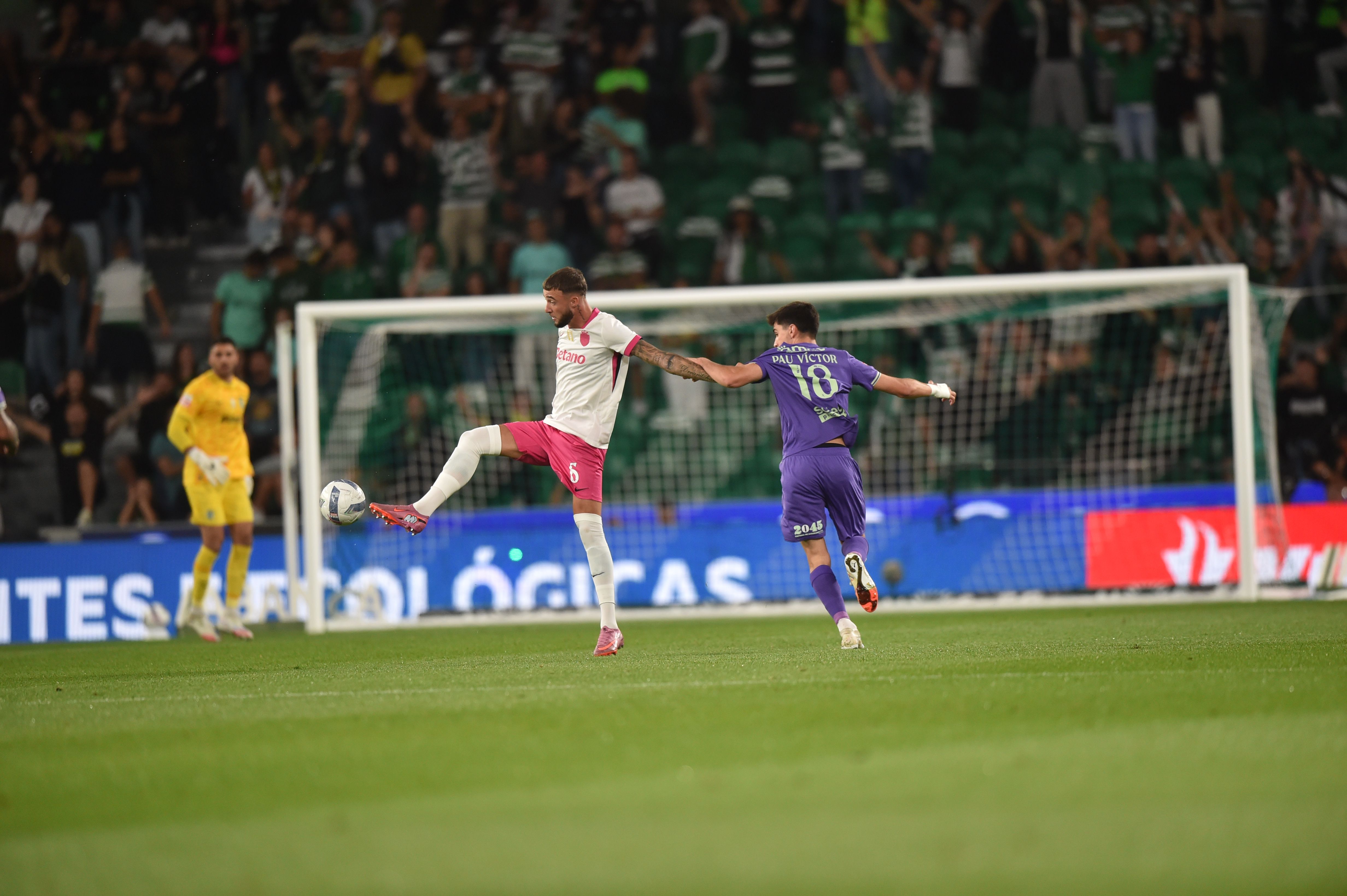 Debast em duelo com Pau Víctor - Foto: Miguel Nunes