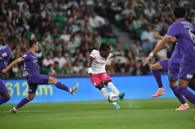 Geovany Quenda remata com Lelo na frente - Foto: Miguel Nunes