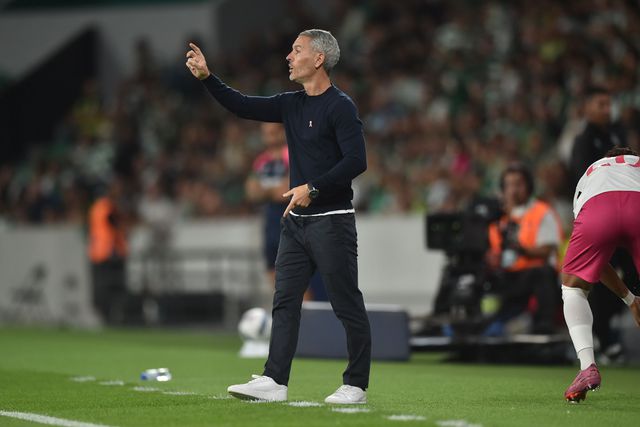Carlos Vicens, treinador do SC Braga, a dar indicações - Foto: Miguel Nunes