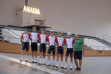 Seleção portuguesa para os Mundiais de Pista em Xangai e o selecionador Gabriel Mendes (foto FPC)