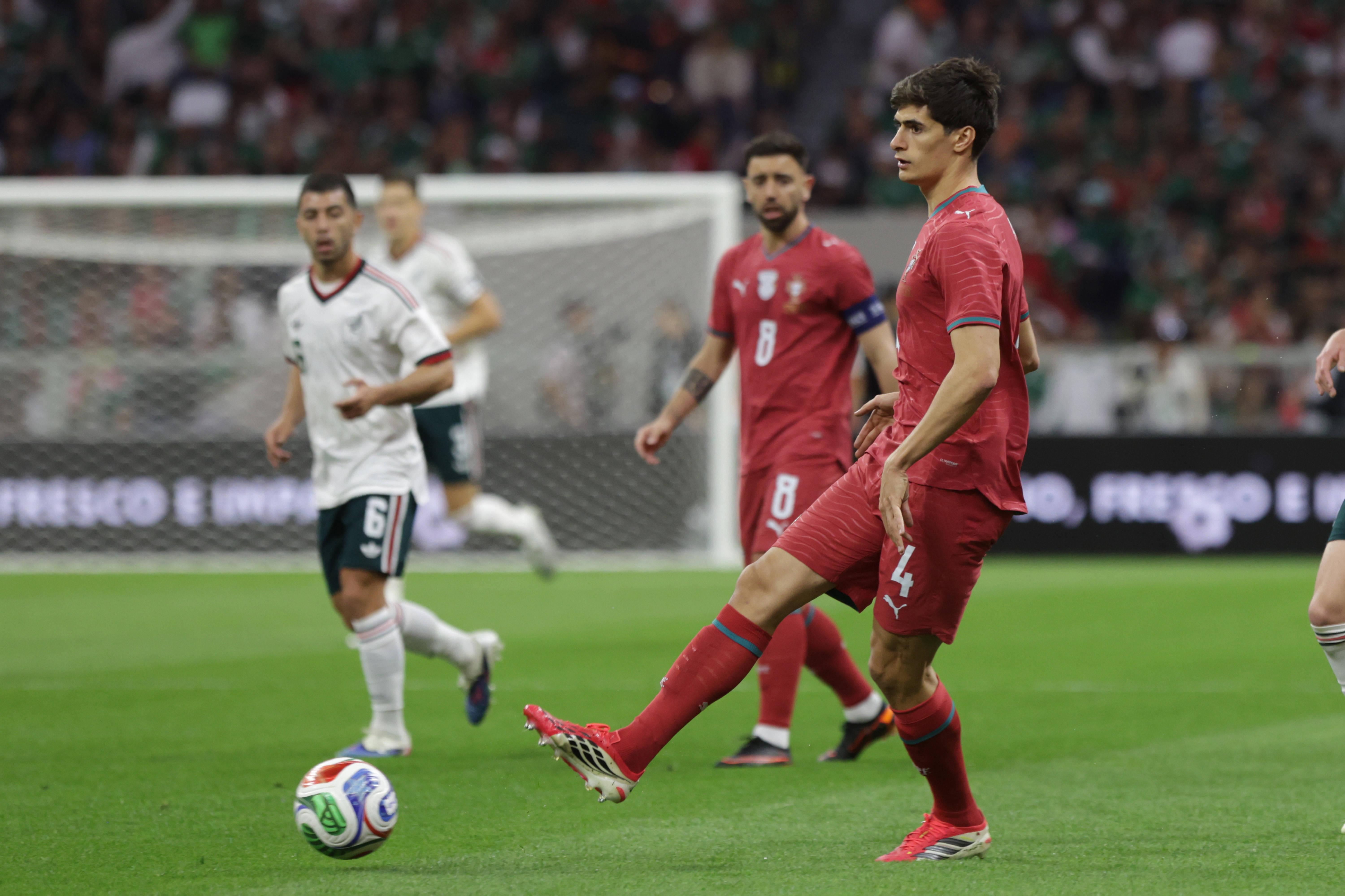 António Silva: Jorge Jesus explicou que o central do Bournemouth «podia estar» na convocatória para a paragem de setembro/outubro, mas decidiu apostar na «continuidade». O segundo jogador mais utilizado nos cherries reclama nova oportunidade
