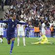 Doué corre atrás de Olise depois de combinarem o golo do 4-1 - Foto: IMAGO