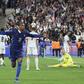 Doué corre atrás de Olise depois de combinarem o golo do 4-1 - Foto: IMAGO