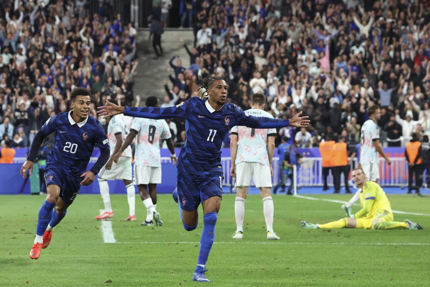 Doué corre atrás de Olise depois de combinarem o golo do 4-1 - Foto: IMAGO