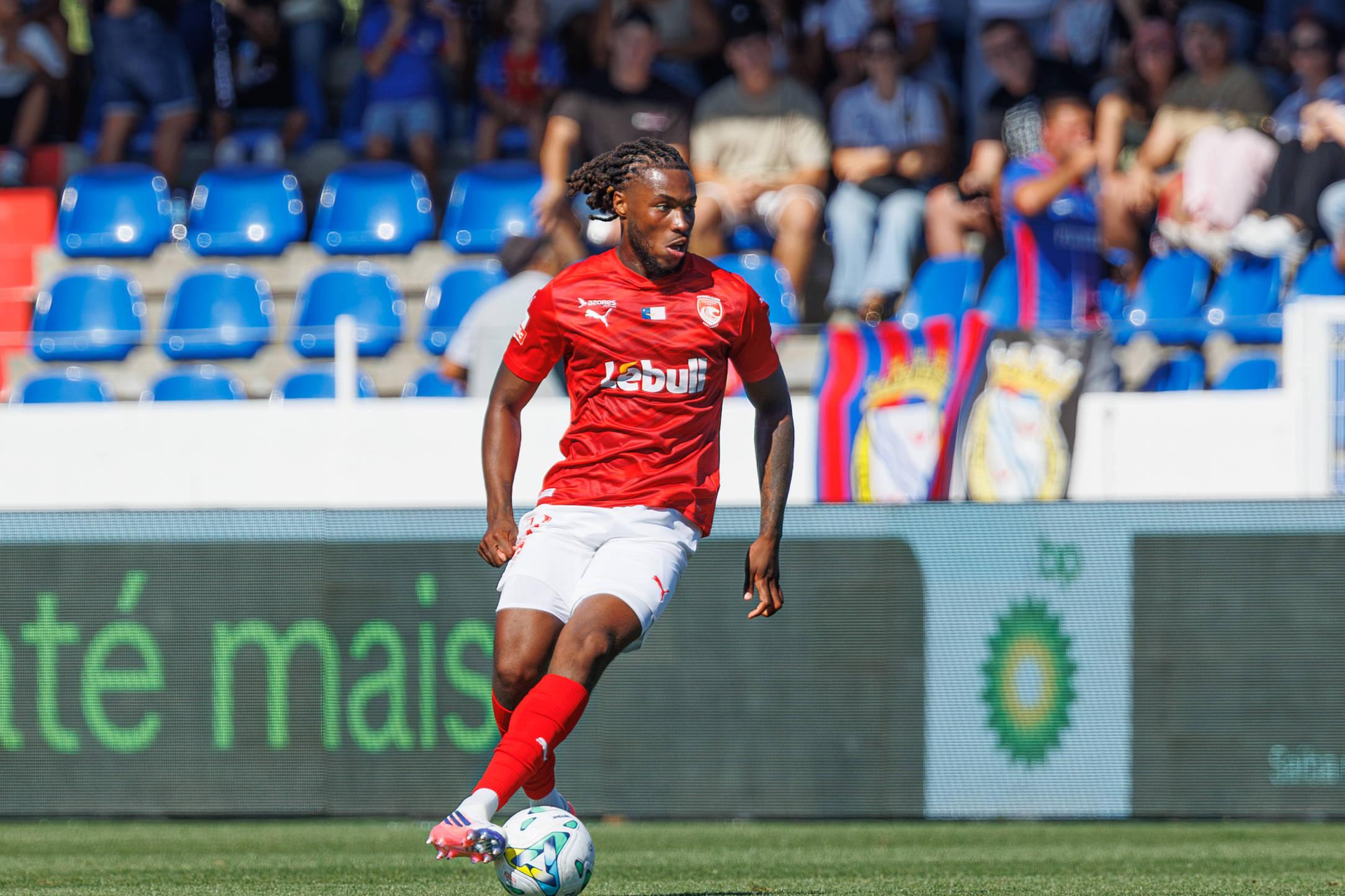 Emanuel Moreira agarrou a titularidade à 2.ª jornada e passou a ser um dos indiscutíveis de Petit no Santa Clara