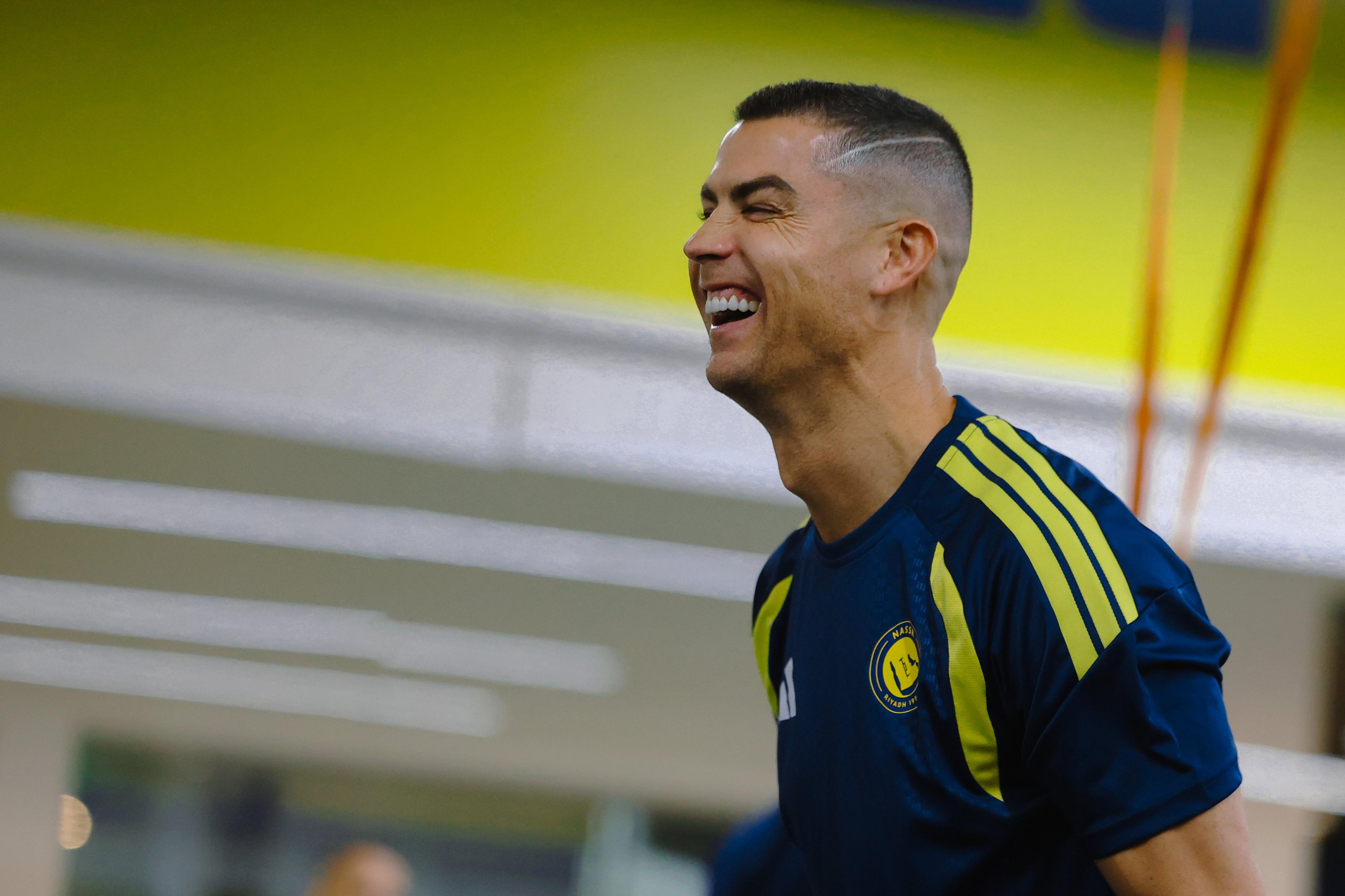 Cristiano Ronaldo sorridente no treino do Al Nassr - Foto: Al Nassr
