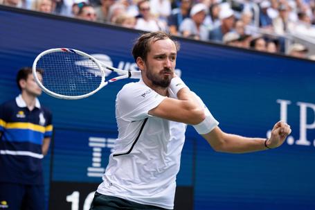 Daniil Medvedev foi desclassificado na meia-final em Pequim