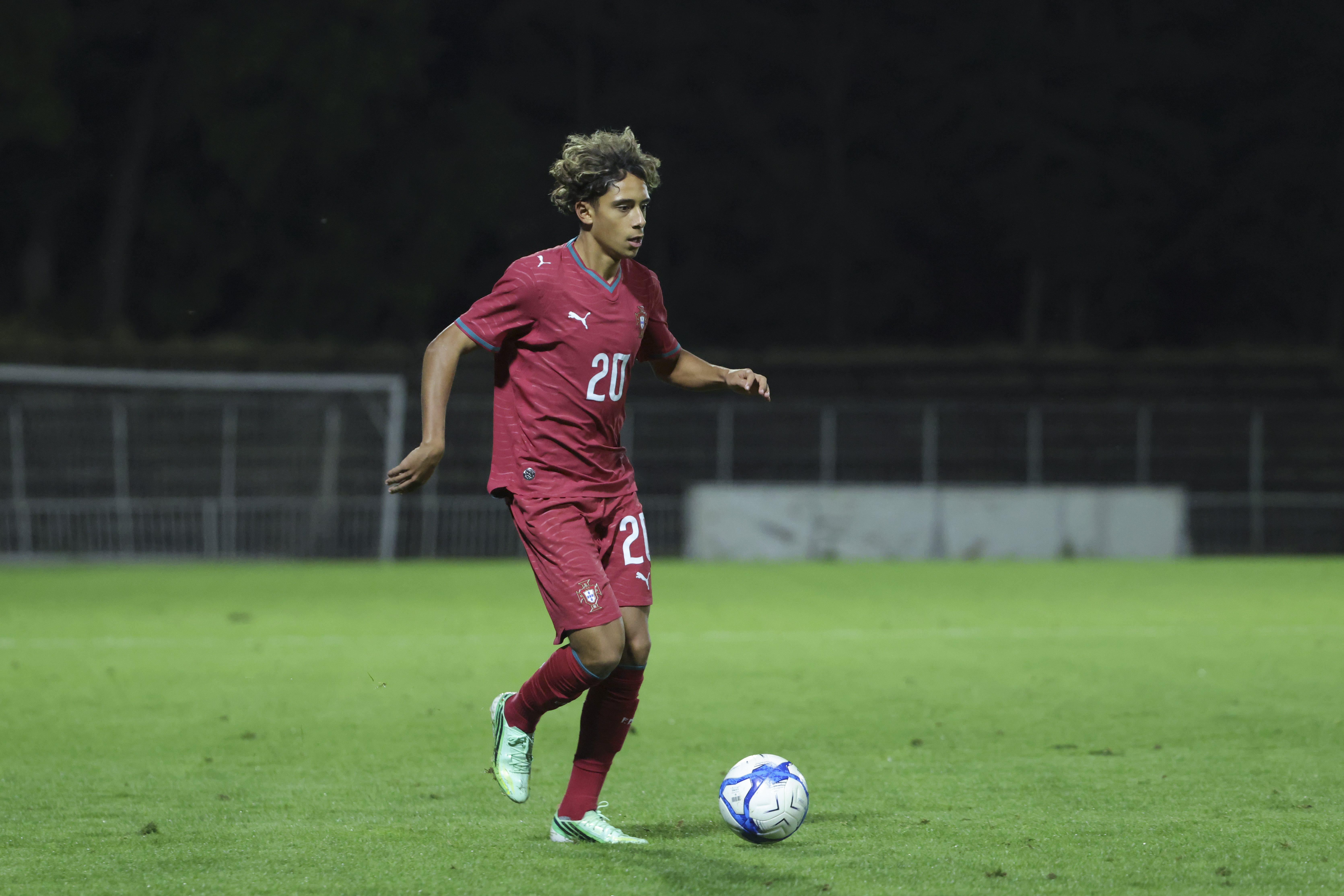 Mezian Soares: o céu é o limite para o jogador mais novo de sempre dos sub-21. Aos 16 anos já brilha na equipa principal do Lens (uma assistência em quatro jogos). Tem encontro marcado com o Sporting na próxima semana - Foto: FPF