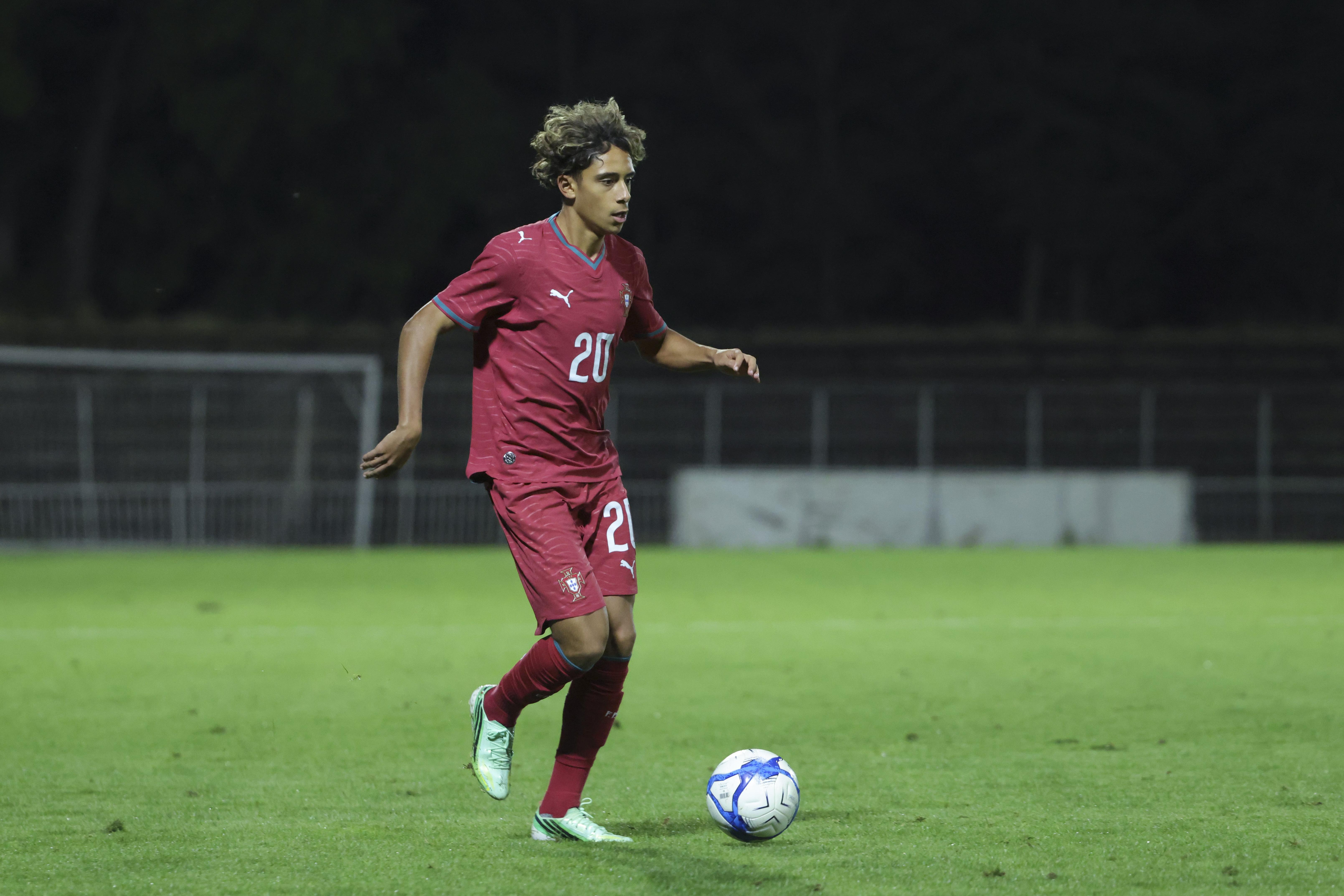Mezian Soares: o céu é o limite para o jogador mais novo de sempre dos sub-21. Aos 16 anos já brilha na equipa principal do Lens (uma assistência em quatro jogos). Tem encontro marcado com o Sporting na próxima semana - Foto: FPF