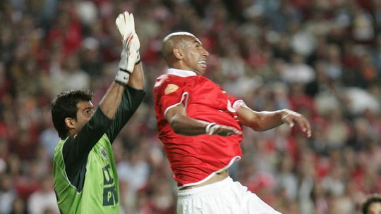 Luisão e aquele golo no Benfica-Sporting: «Até hoje quando saio à rua, a pergunta é sempre a mesma...»