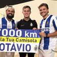 Dois adeptos do FC Porto fizeram 7 mil quilómetros para pedir camisola a Otávio e… conseguiram