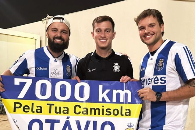 Dois adeptos do FC Porto fizeram 7 mil quilómetros para pedir camisola a Otávio e… conseguiram