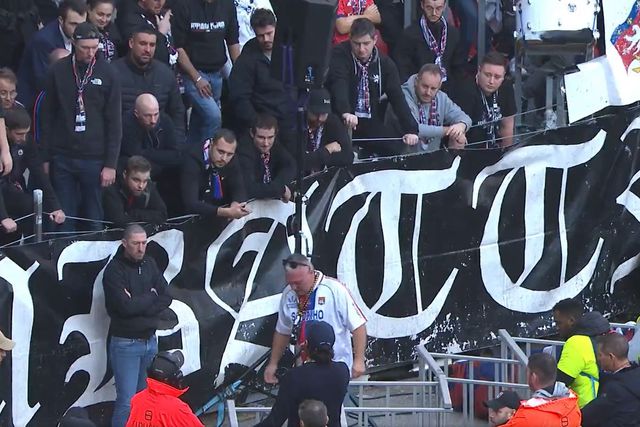 Vídeo: Treinador do Lyon «explica-se» à claque após empate