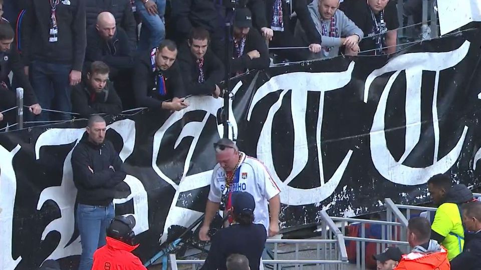 Vídeo: Treinador do Lyon «explica-se» à claque após empate