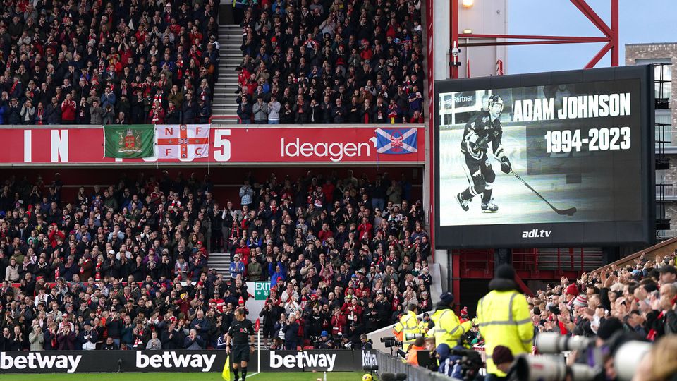 Nottingham Forest presta comovente homenagem a Adam Johnson