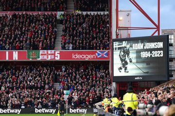 Nottingham Forest presta comovente homenagem a Adam Johnson