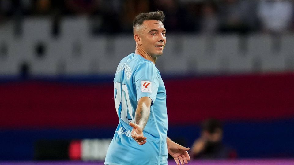 VÍDEO: Iago Aspas perde a cabeça e atira monitor do VAR ao chão