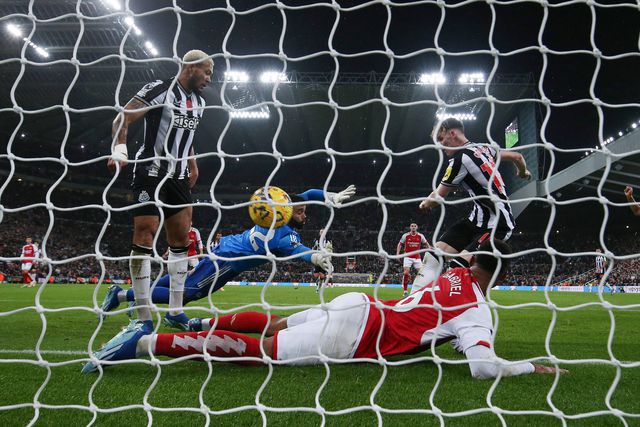 Arsenal e o golo polémico do Newcastle: «Erros inaceitáveis de árbitro e VAR»